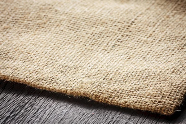 Textura de arpillera sobre fondo de mesa de madera —  Fotos de Stock