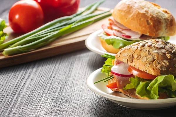 Čerstvé domácí sendvič s šunkou salát a rajče — Stock fotografie