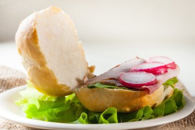 domuz eti ve sebze ile sandviç