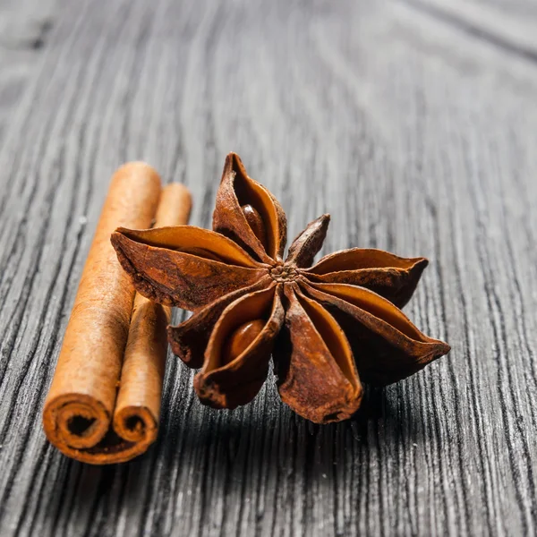 Cynamon i anyżu na drewniane tła — Zdjęcie stockowe