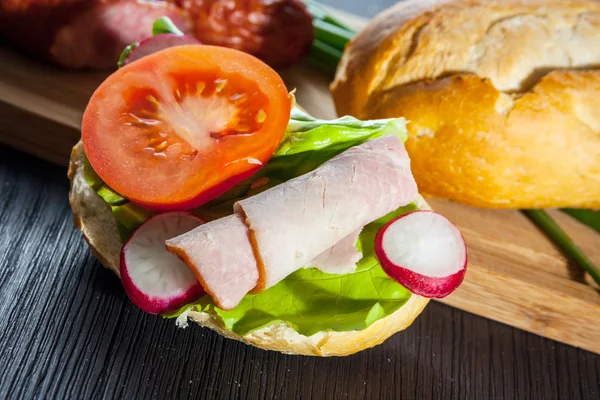 Jamón, sándwich submarino de ensalada de baguette recién cortada — Foto de Stock