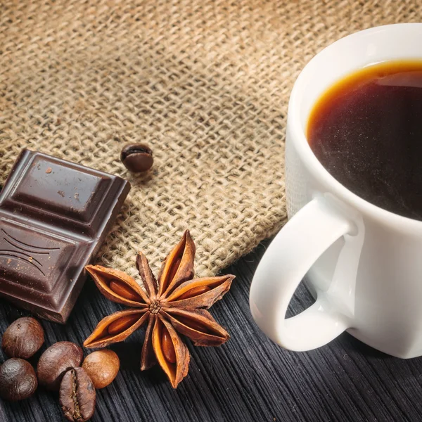 Kopje koffie met bruine suiker op een houten tafel. — Stockfoto