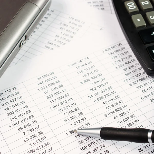 Pen, rekenmachine en zakelijke grafiek — Stockfoto