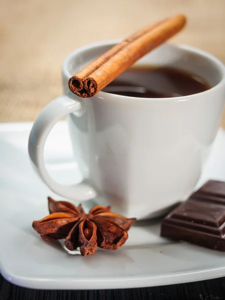 Kopje koffie met bruine suiker op een houten tafel. — Stockfoto