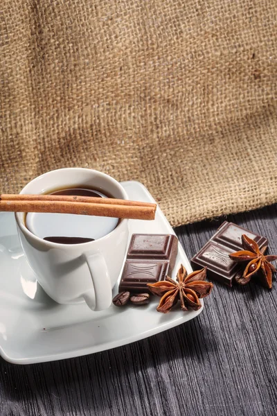 Kopje koffie met bruine suiker op een houten tafel. — Stockfoto