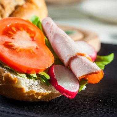 Denizaltı sandviç üzerinden kesilmiş jambon, taze baget