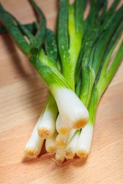 Jonge UI op snijden bestuur achtergrond — Stockfoto