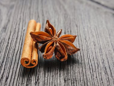 tarçın ve anason ahşap zemin üzerinde