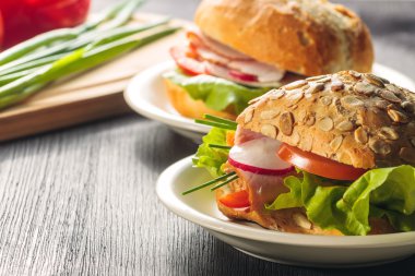 taze sebze, peynir ve Jambonlu sandviç