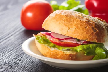 Jambonlu sandviç domates ile karışık tohum ekmek üzerine dilimlenmiş