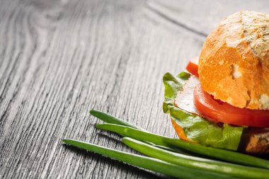 Jambonlu ve sebzeli sandviç