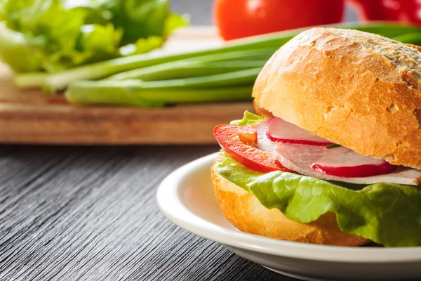 Sandwich con verduras frescas, queso y jamón — Foto de Stock