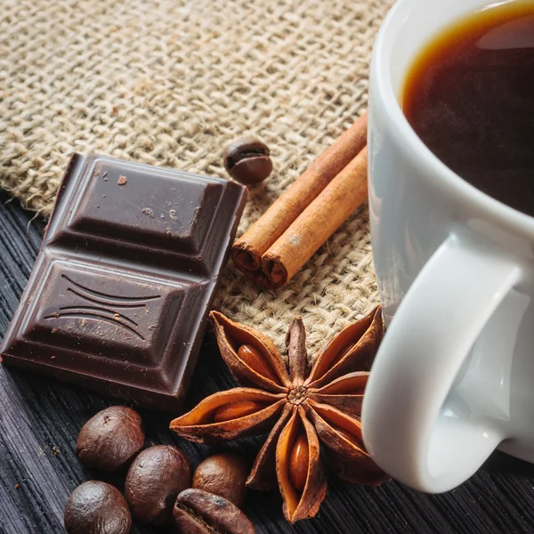 Xícara de café com açúcar mascavo em uma mesa de madeira . — Fotografia de Stock