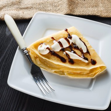 tatlı krep çikolata sos ve yoğurt ile