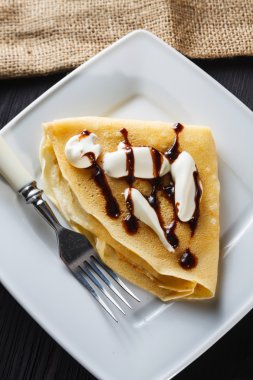 tatlı krep çikolata sos ve yoğurt ile