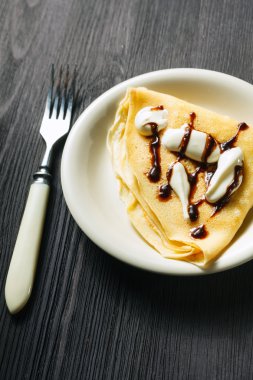 çikolatalı krep kremalı tatlı