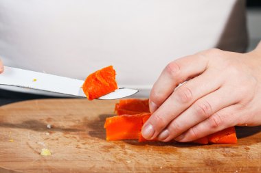 Sebze doğrayan kadın