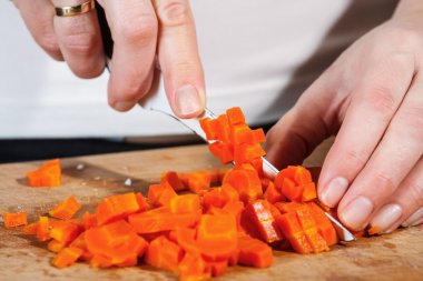 Sebze doğrayan kadın