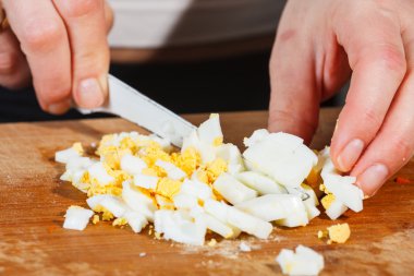 ahşap tahta üzerine doğranmış haşlanmış yumurta.