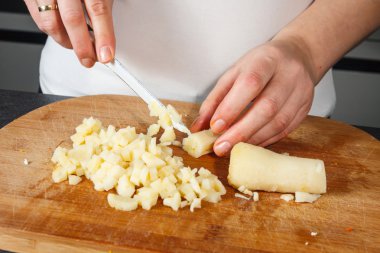 Sebze doğrayan kadın