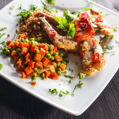 forno assado coelho pernas com ervilhas e cenourafırın tavşan bacağı yeşil bezelye ve havuç ile pişmiş.