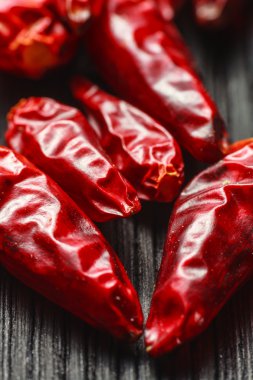 bir tablo üzerinde pul biber