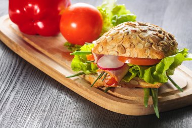 taze sandviç ahşap tahta üzerinde-kapat