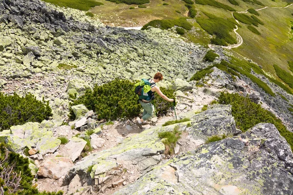 Donna escursioni in montagna — Foto Stock