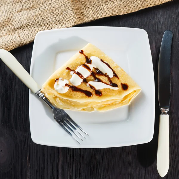 Crepe med vispad grädde och choklad sås — Stockfoto