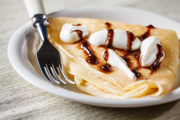 Close up de crepe estilo francês com creme e molho de chocolate — Fotografia de Stock