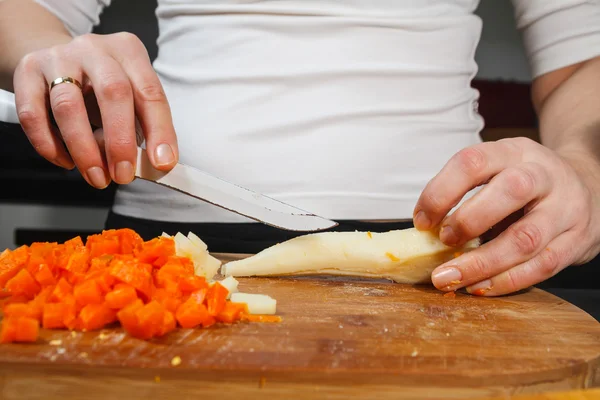 Vrouw die groenten snijdt — Stockfoto