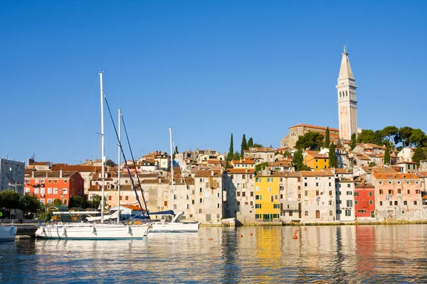 El muelle y la ciudad de Rovinj en la península de Istria en Croacia —  Fotos de Stock