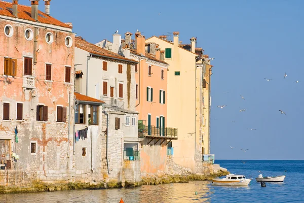 El muelle y la ciudad de Rovinj en la península de Istria en Croacia —  Fotos de Stock