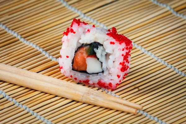 Rollos de sushi japoneses frescos tradicionales — Foto de Stock
