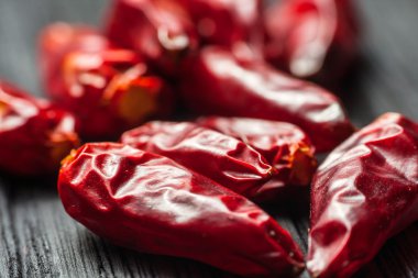 bir tablo üzerinde pul biber