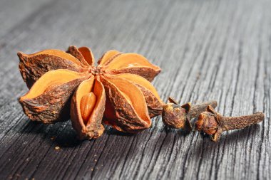 yıldız anason ve ahşap zemin üzerinde karanfil