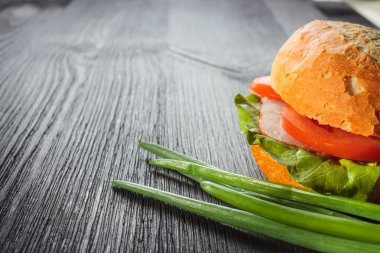 Tahta masada sandviç.