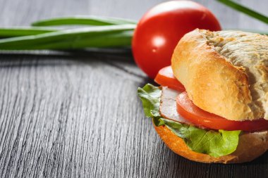 Tahta masada sandviç.