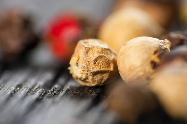 Pimientos coloridos Mezcla en fondo de madera —  Fotos de Stock