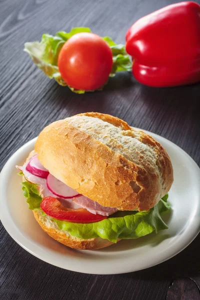 Plátky šunka sendvič s rajčaty na smíšené Slunečnicový chléb — Stock fotografie