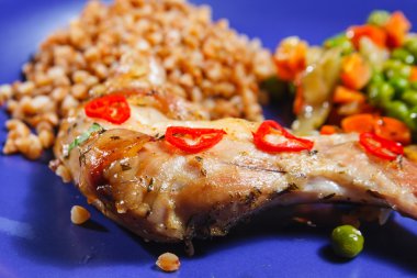 forno assado coelho pernas com ervilhas e cenourafırın tavşan bacağı yeşil bezelye ve havuç ile pişmiş.