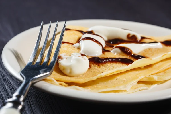 Primer plano de panqueques de chocolate con crema batida —  Fotos de Stock