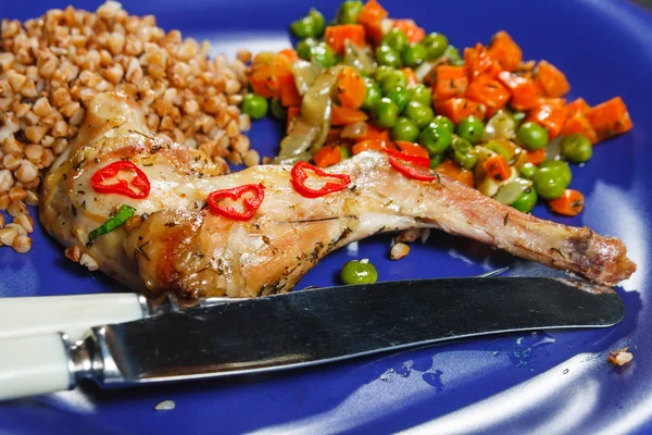 Ofen gebackene Hasenkeulen mit grünen Erbsen und Karotten — Stockfoto