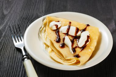 çikolatalı krep kremalı tatlı