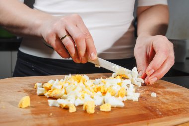 ahşap tahta üzerine doğranmış haşlanmış yumurta.