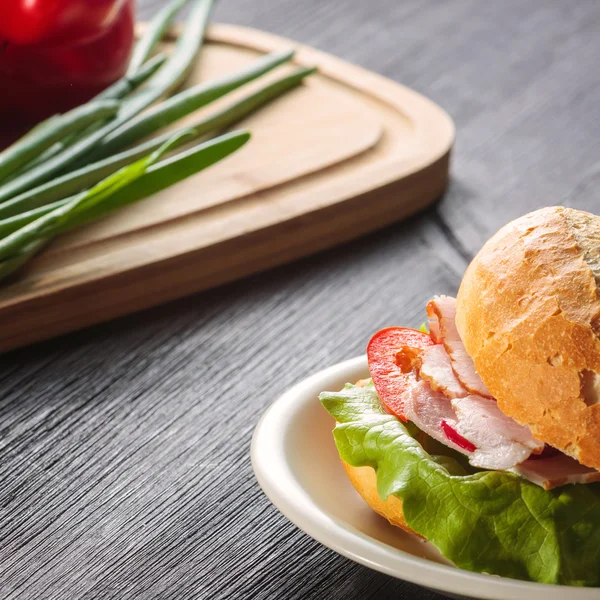 Sandwich con verduras frescas, queso y jamón — Foto de Stock