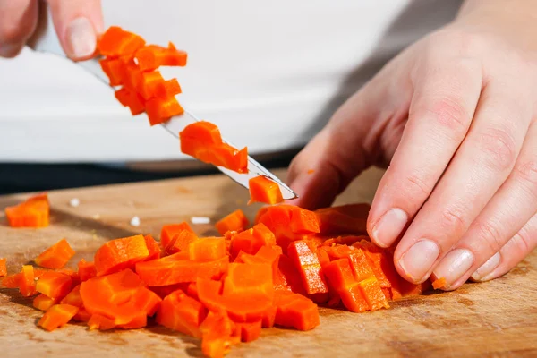 Woman cutting vegetables — Stock Photo, Image