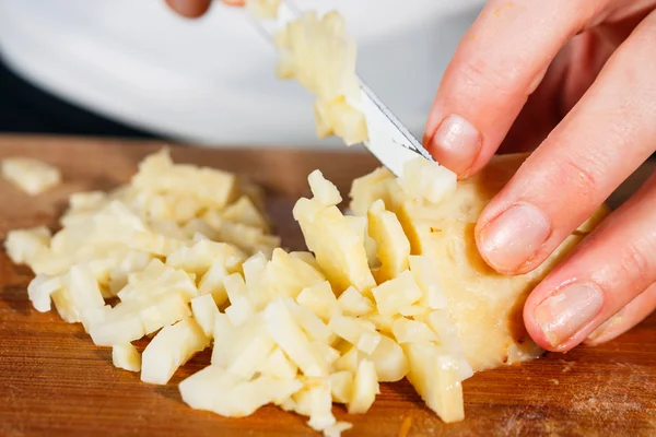 Vrouw die groenten snijdt — Stockfoto