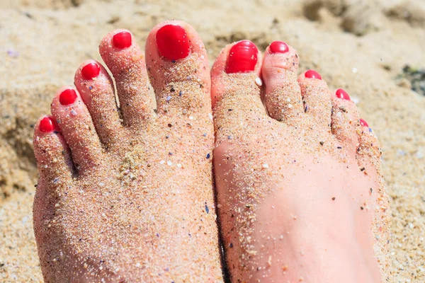 Woman feet, woman relaxing on beach — Stock Photo, Image