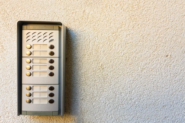 Intercom op de muur — Stockfoto